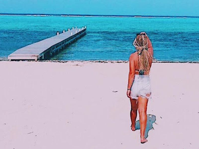 Caucasian female with box braids in the Caribbean as a solution to alopecia